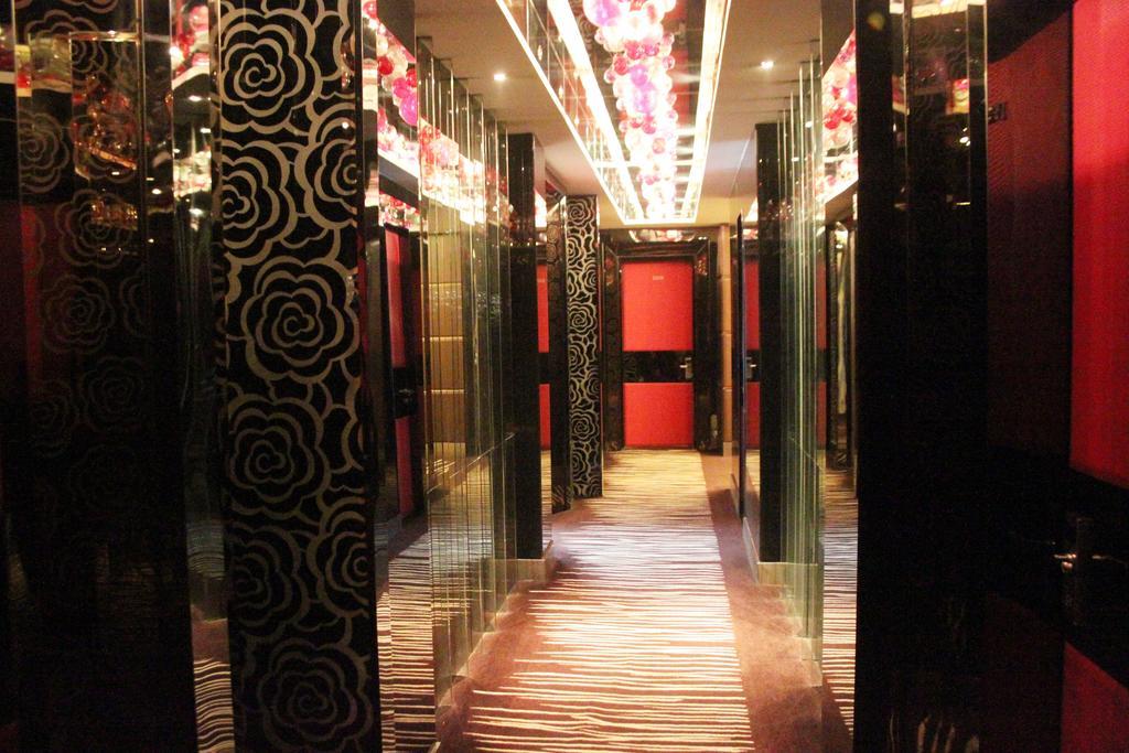 Harbin Yakelai Holiday Hotel Exterior photo